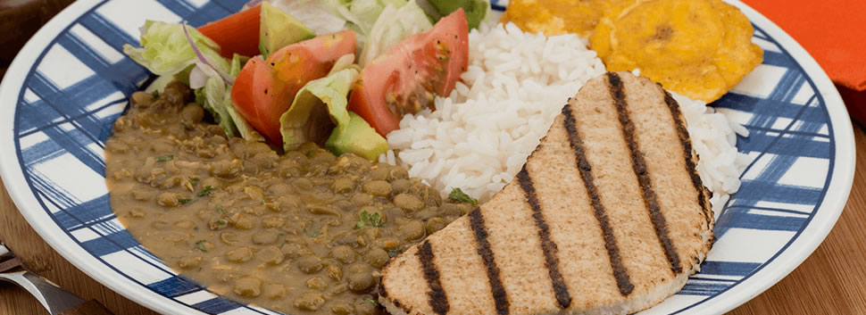 Filete de pollo asado con menestra de lentejas